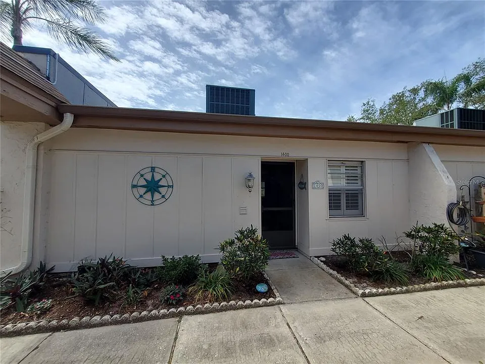 1400 Arrowhead Cir W