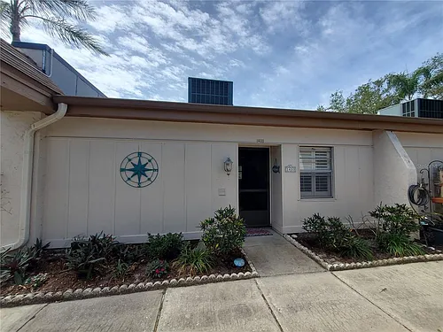 1400 Arrowhead Cir W Photo 1