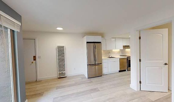 5th image of 2520 College Ave #308