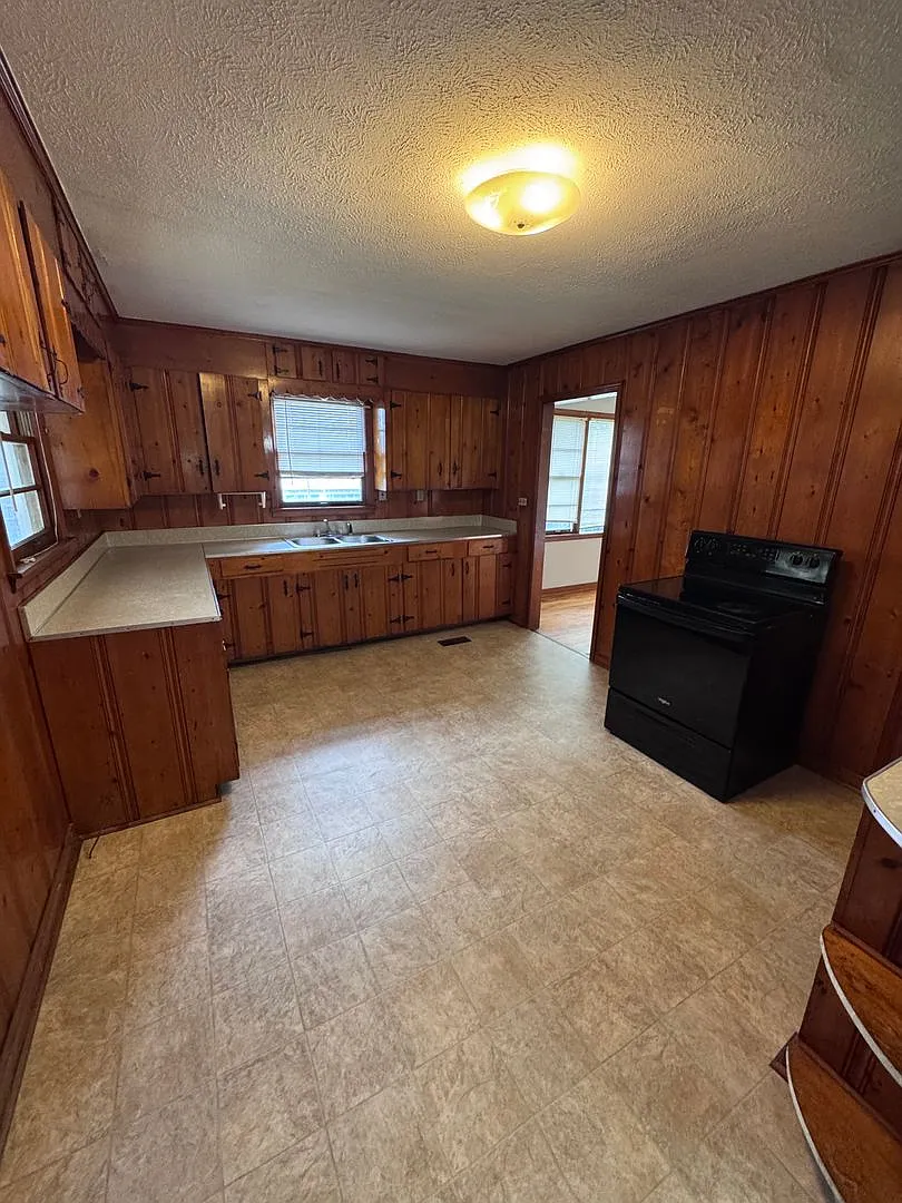 916 Stewart Street — Photo 3