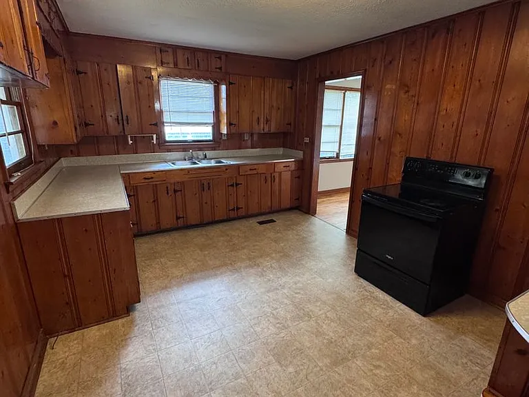 916 Stewart St — Photo 2