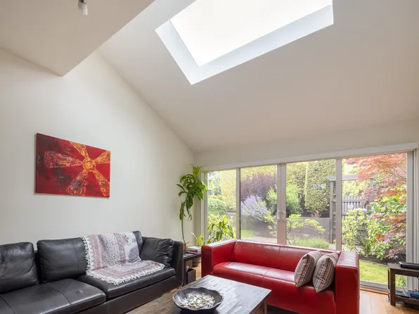 1915 Chesterfield Ave, North Vancouver, BC V7M 2P4