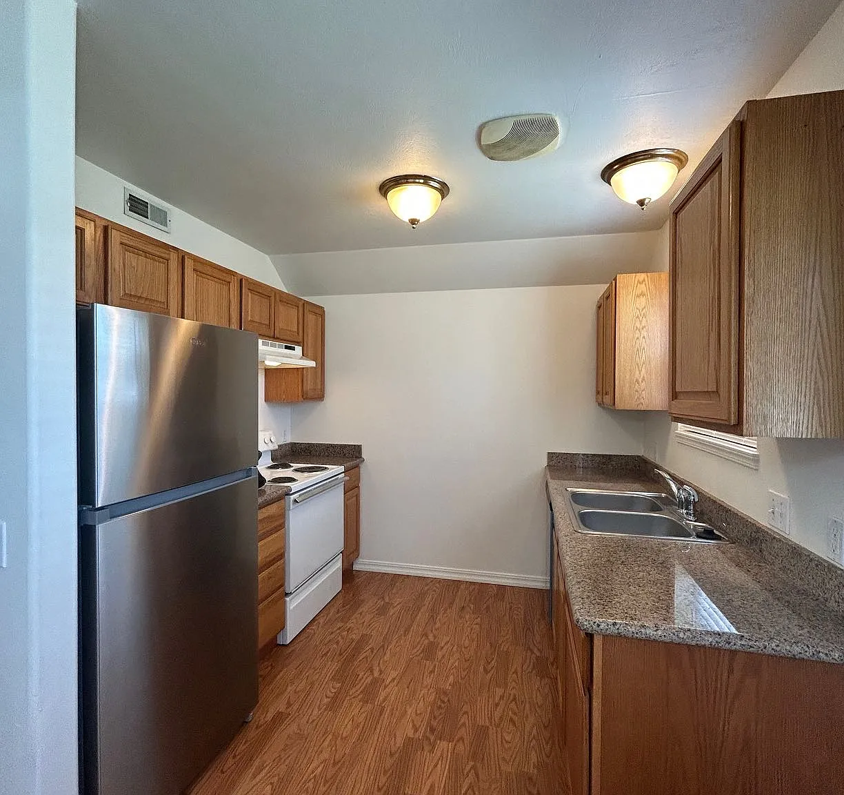 465 Taft — Photo 2
