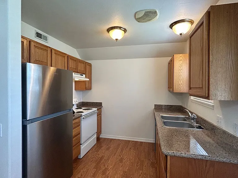 465 Taft — Photo 2