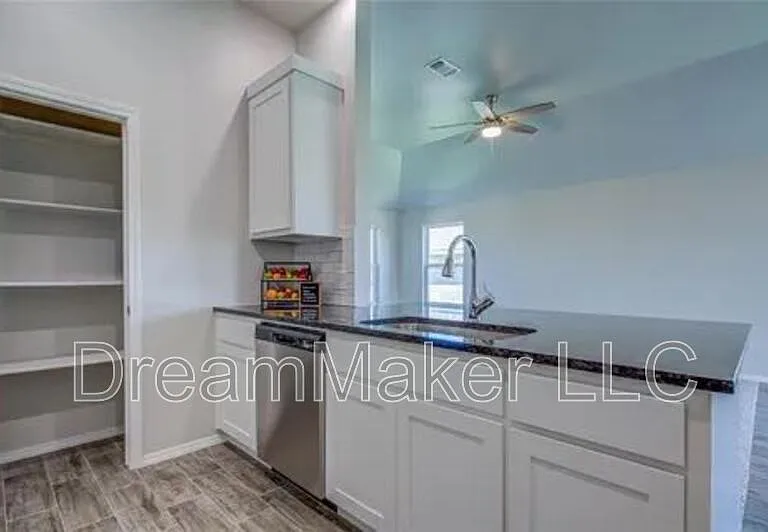 2401 S 28th Ter — Photo 15
