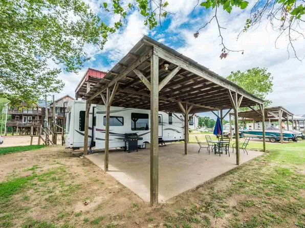 688 Gumdale Cv, Decaturville, TN 38329