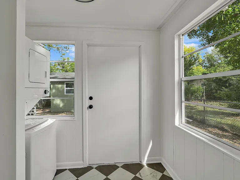 809 Owen Ave — Photo 16