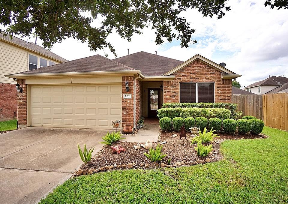 One of the best 1 story floor plans in Sienna. 3 BR, 2 baths plus home office and formal dining area.