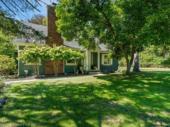 24379 Tamarack Trl, Southfield, MI 48075
