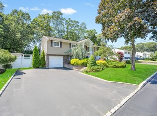 152 Saint James Ave S, Saint James, NY