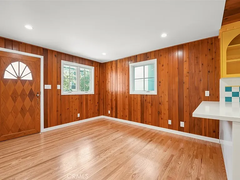 2549 N Beachwood Dr — Photo 2