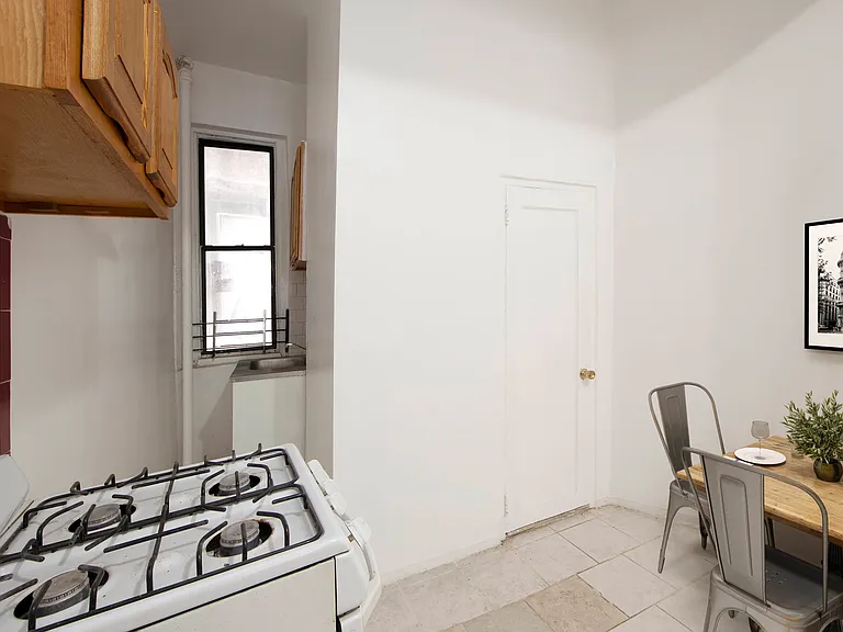 528 E 13th St #1D — Photo 3