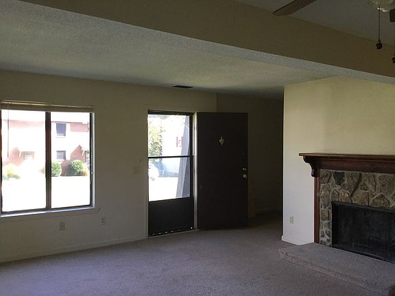 4th image of 82 Eastgate Cir APT B