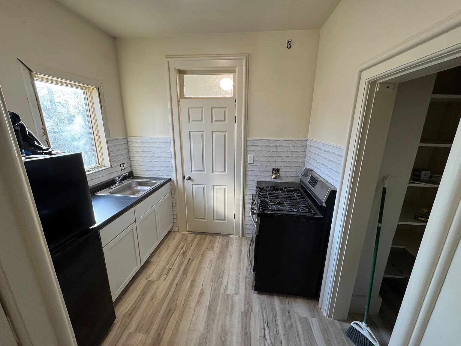 1 bed, 1.0 bath, $825 — Photo 3