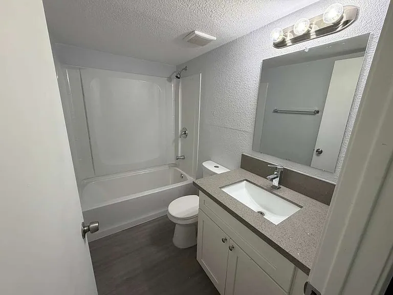 501 N 14th St #4 — Photo 9