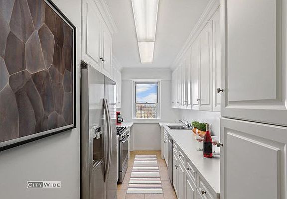 5th image of 215 E 68th St APT 32C