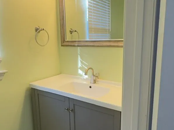 305 Oliphant Ln, Mount Laurel, NJ 08054