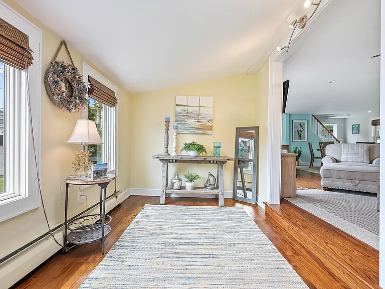 927 E Broadway — Photo 11