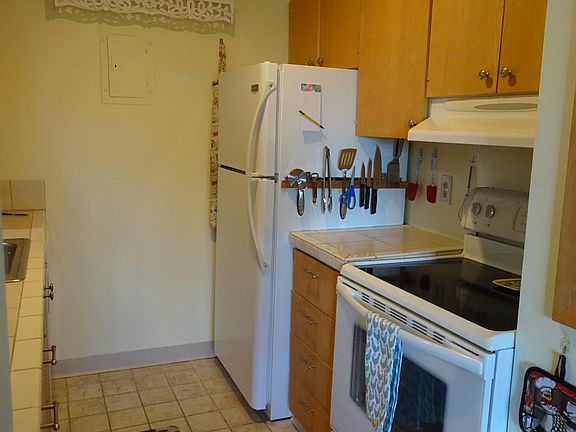 Kitchen w/ Magnetic Knife Holder