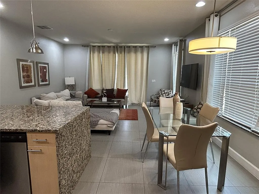 3 bed, 2.0 bath, 1512 sqft, $2,300 — Photo 4