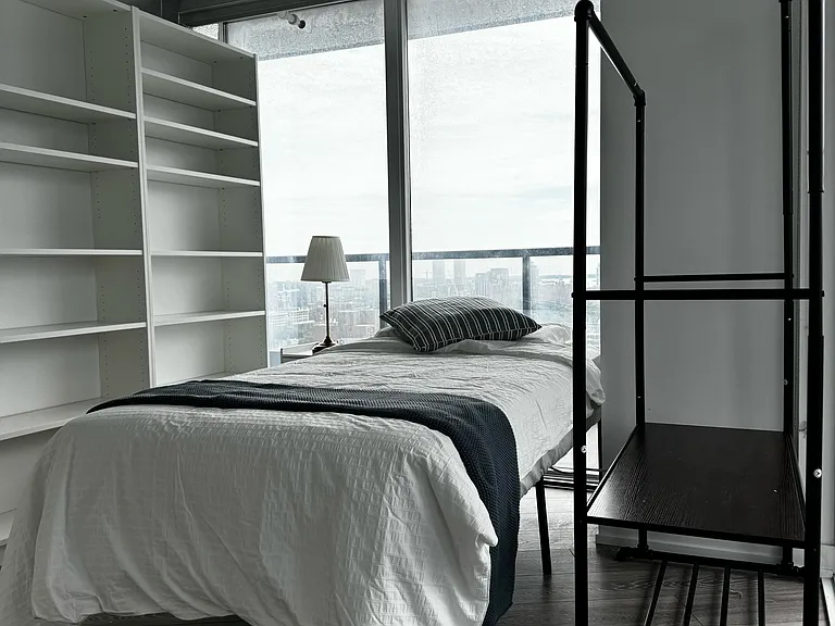 Flex Room: $1,100 Private room with Double sized Bed (Shared Bathroom)