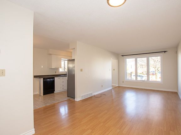 5th image of 39 Mayfair Dr