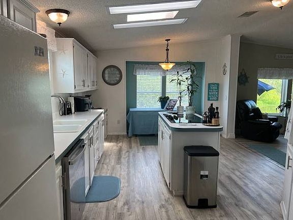 3rd image of 145 Palm Blvd