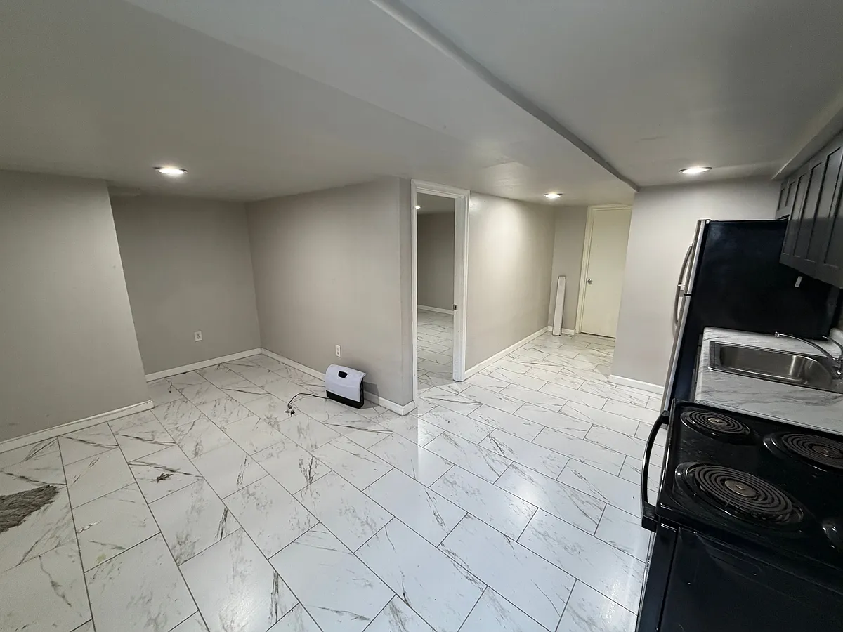 Building Photo - 1115 E Upsal St #BASEMENT