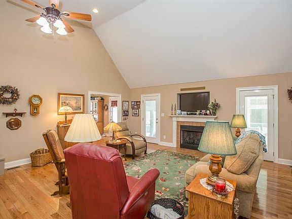 3rd image of 189 Heatherwood Ct NW