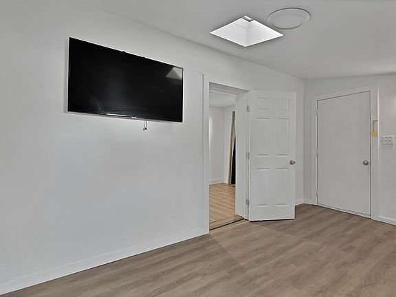 5th image of 928 S Windomere Ave #928B