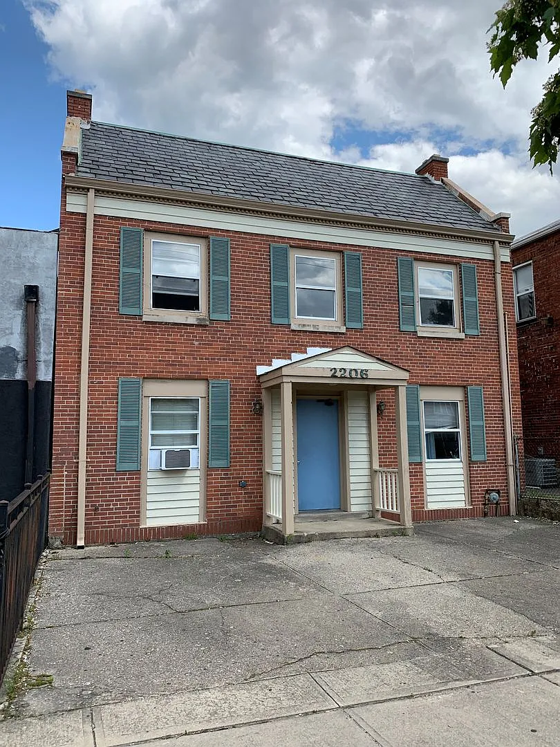 2206 Summit Street — Photo 1