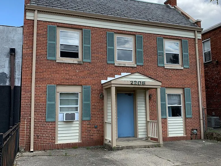 2206 Summit St — Photo 1