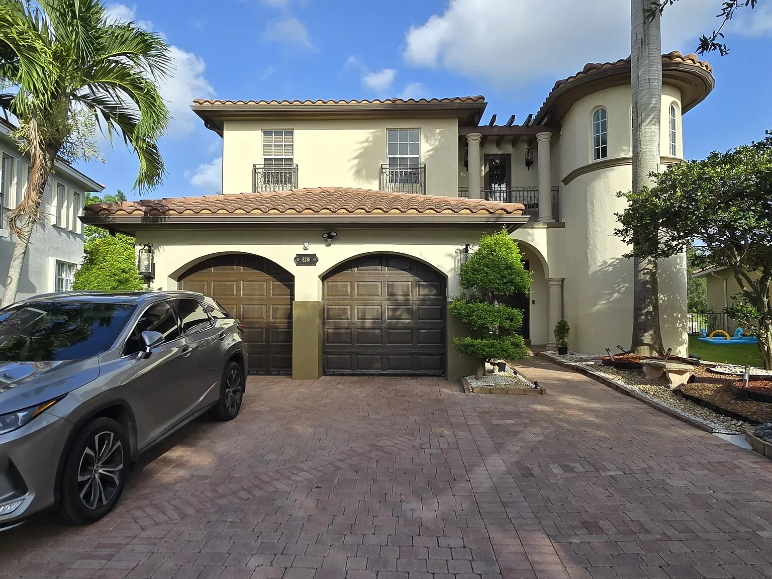 5 bed, 3.0 bath, 4349 sqft, $8,000 — Photo 2