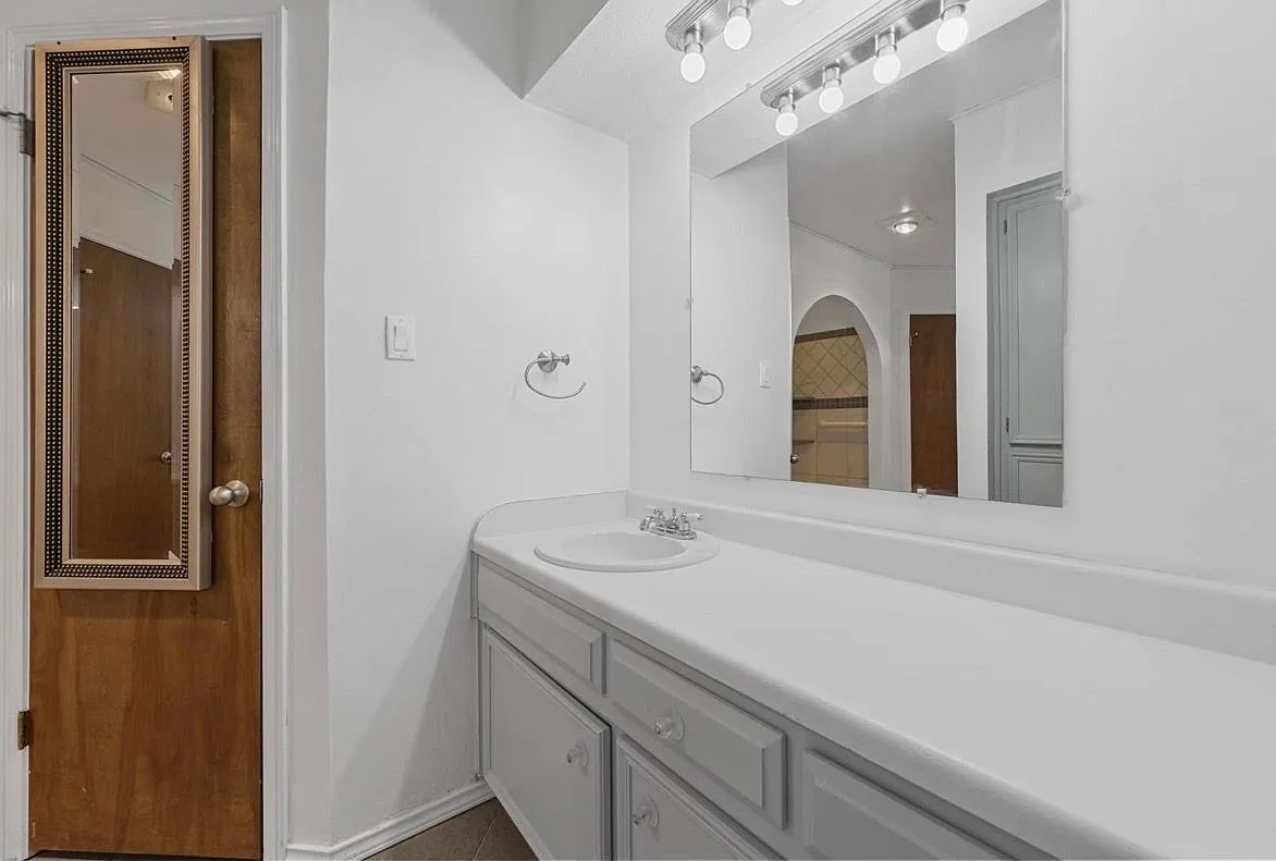 3 bed, 2.0 bath, 1869 sqft, $2,250 — Photo 4