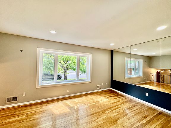5th image of 29 Waverly Dr W