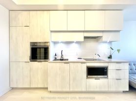 8 Eglinton Ave E