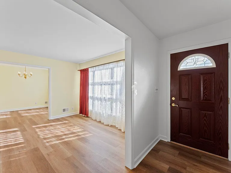 1115 Gardendale Dr — Photo 5