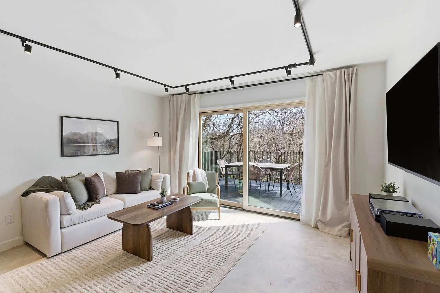 2 bed, 1.0 bath, $4,709 — Photo 2
