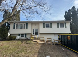 6033 Hillandale Rd, Davenport, IA 52806