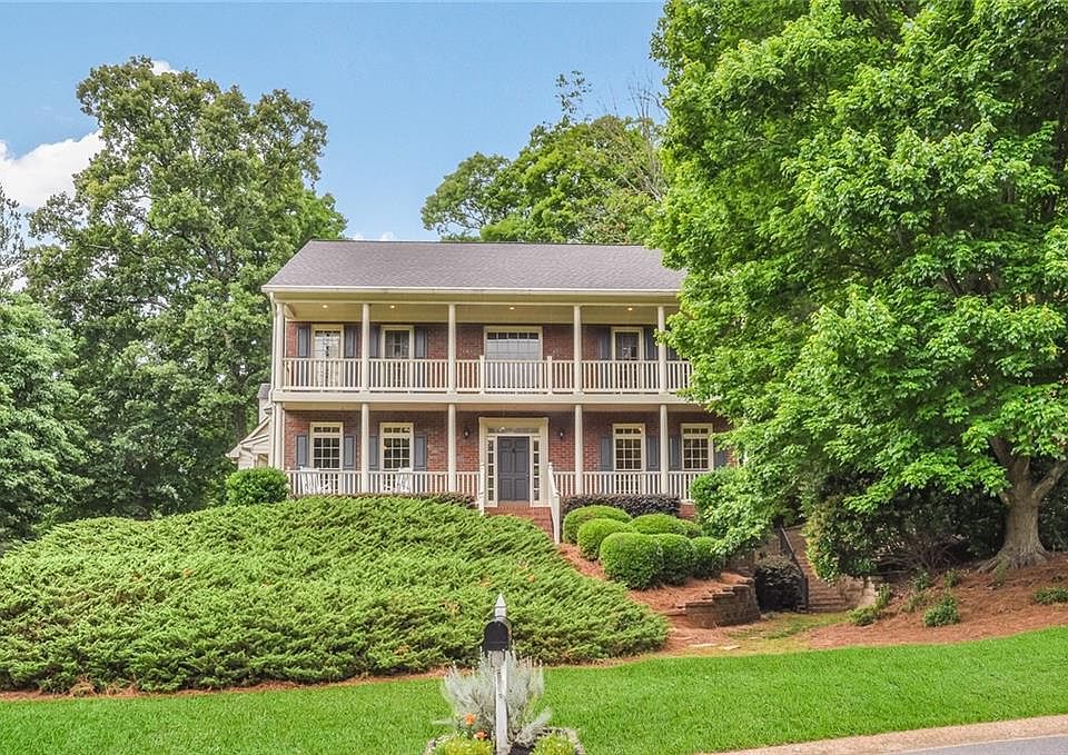 1st image of 785 Woodrow Dr