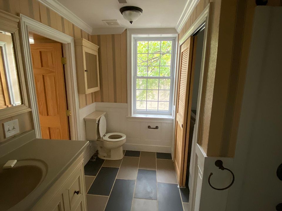 VIEW OF FULL BATHROOM