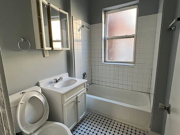 2nd image of 4220 S Michigan Ave #4226-2E
