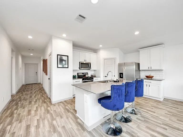 202 Serena Park Ln — Photo 3