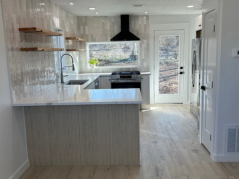 704 S Maryland Ave — Photo 4