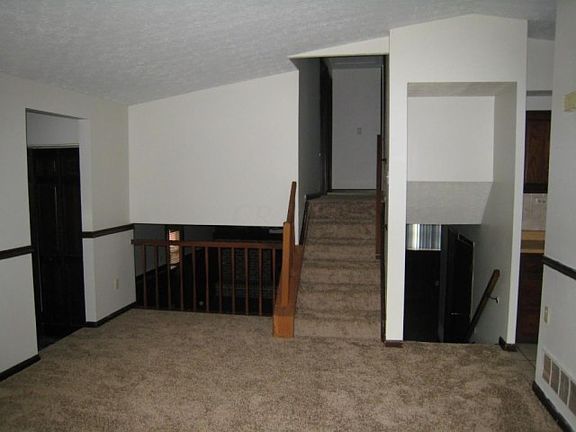 5th image of 833 McDonell Dr