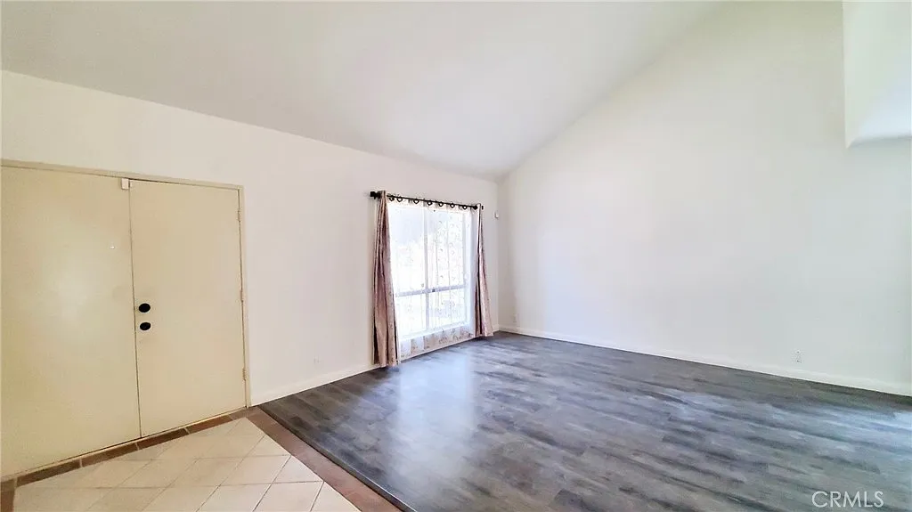 3 bed, 2.5 bath, 2640 sqft, $5,300 — Photo 2