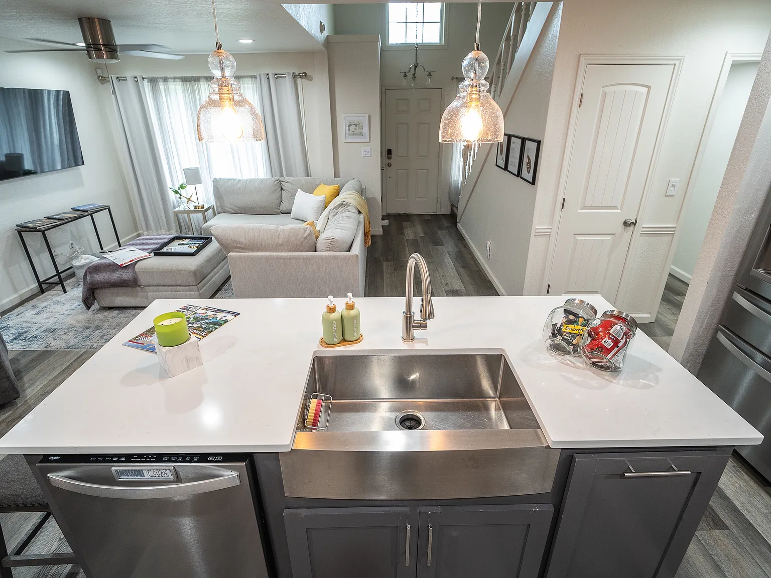 4 bed, 2.5 bath, 1975 sqft, $4,000 — Photo 4