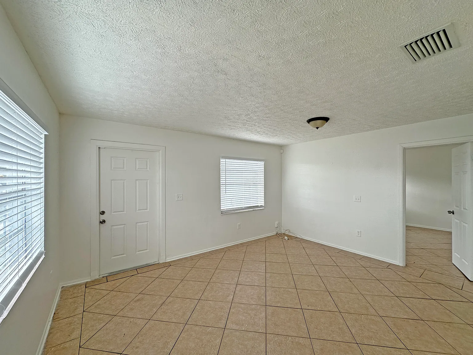 2 bed, 1.0 bath, 798 sqft, $1,500 — Photo 3