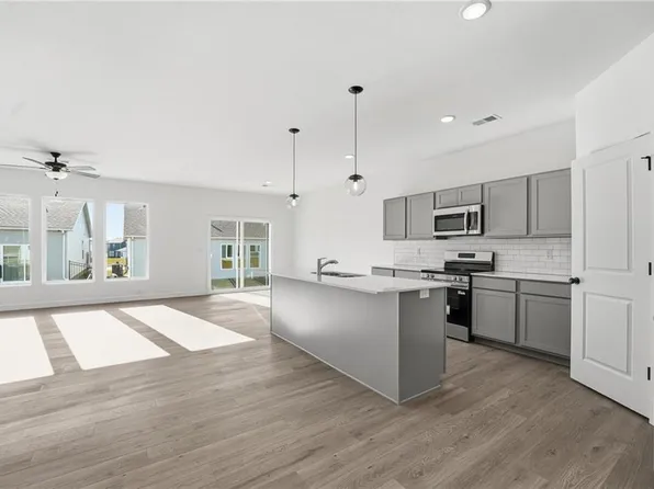 20518 Newcastle St, Spring Hill, KS 66083