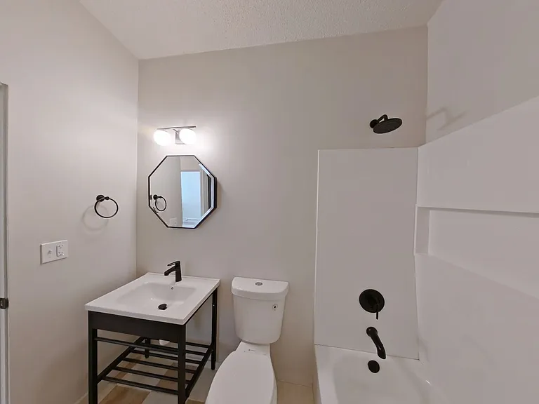 University Manor - Newly Renovated Units just a short walk from Campus! — Photo 34
